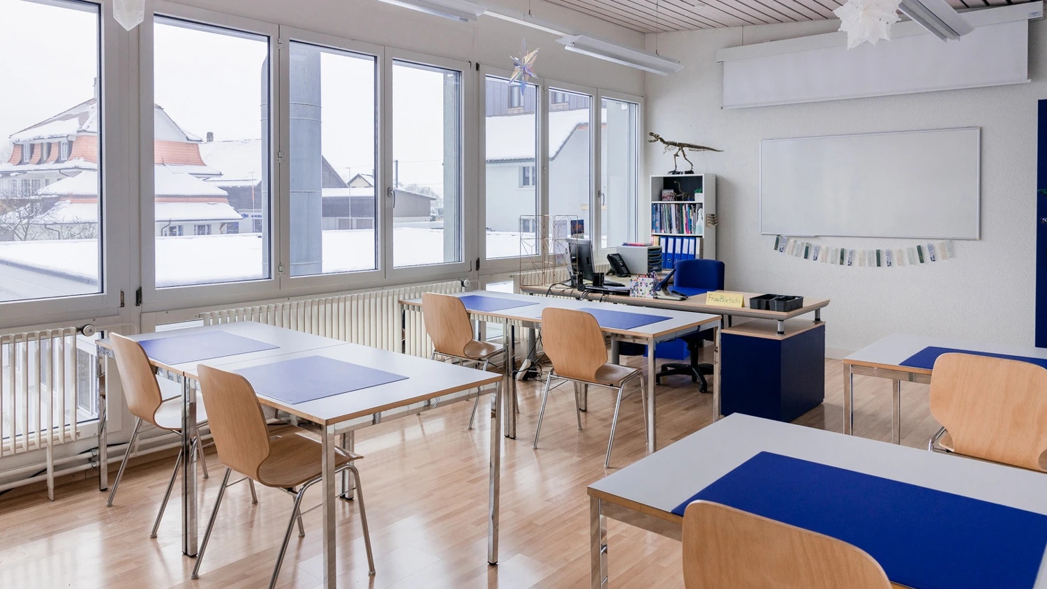 Ein Klassenzimmer der PROF-in Stiftung.