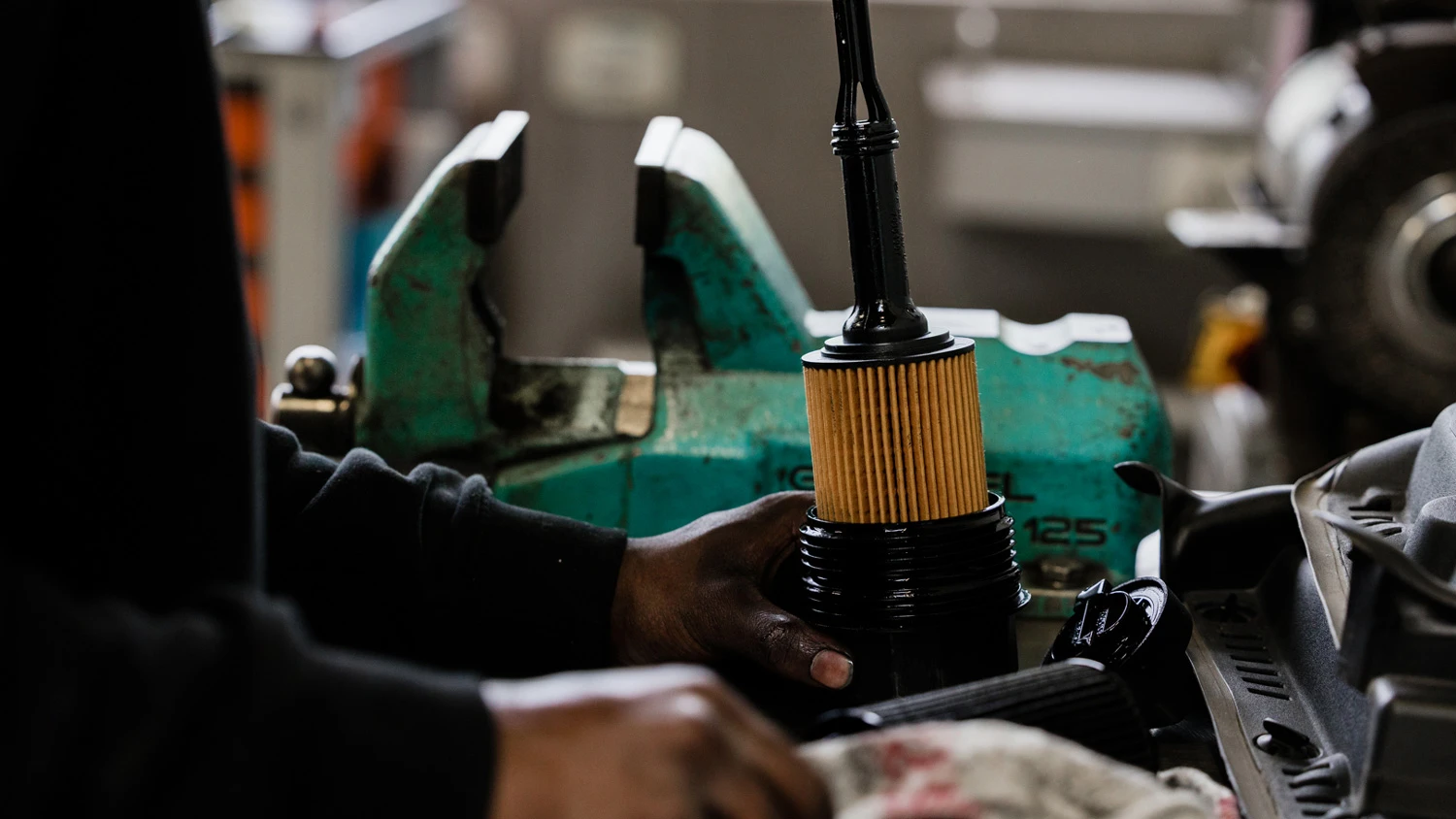 Jeune apprenti travaillant dans un garage automobile.