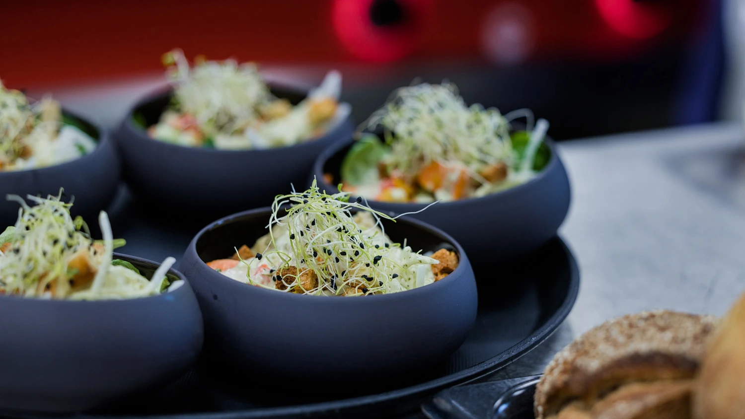 Plats d'entrée déposés sur une assiette.
